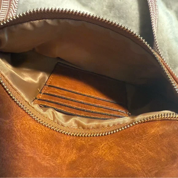 Lululemon Leather Crossbody bag with patterned strap - Picture 4 of 5